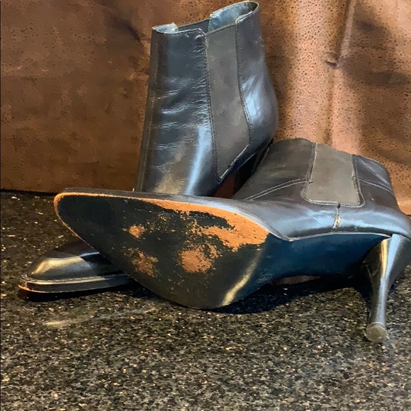 BCBG MAXAZRIA leather ankle boots. - Picture 6 of 6